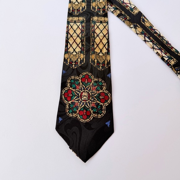 Men’s Saint Paul Cathedral Rose Window Necktie
Gallery Collection - Picture 2 of 5